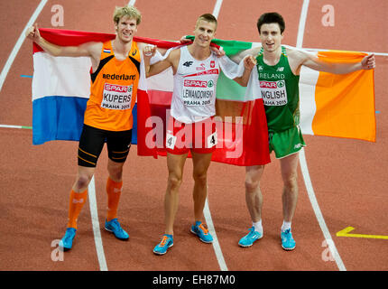 Praga, Repubblica Ceca. 8 Mar, 2015. Della Polonia Marcin Lewandowski, centro celebra la sua medaglia d'oro con l'Irlanda la medaglia di argento inglese Mark, destra e medaglia di bronzo sui Paesi Bassi' Thijmen Kupers, a sinistra, dopo 800m gara durante l'Europeo di Atletica Leggera Indoor Championships di Praga Repubblica Ceca, Marzo 8, 2015. © Vit Simanek/CTK foto/Alamy Live News Foto Stock