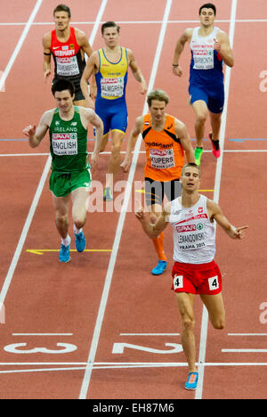 In Polonia la medaglia d'oro Marcin Lewandowski, destro corre nella parte anteriore dell'Irlanda medaglia d argento marchio vincitore inglese, a sinistra, e Paesi Bassi" medaglia di bronzo Thijmen Kupers, secondo da destra, al traguardo di 800m gara durante l'Europeo di Atletica Leggera Indoor Championships di Praga Repubblica Ceca, Marzo 8, 2015. (CTK foto/Vit Simanek) Foto Stock