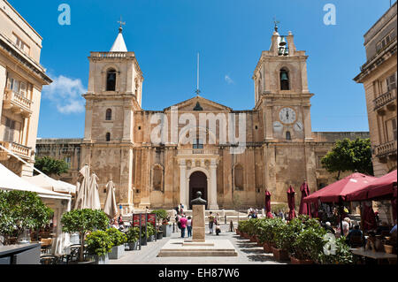 Semplice facciata ovest con le due torri campanarie, San Giovanni Concattedrale, chiesa dell'Ordine dei Cavalieri Ospitalieri di San Giovanni Foto Stock