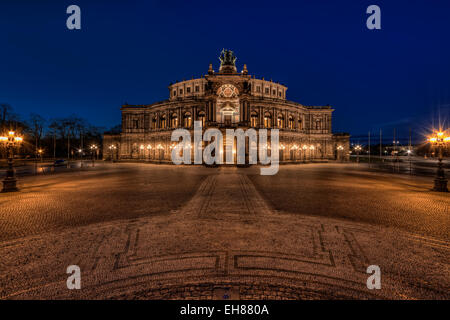 Semperoper, opera house, la sera, Dresda, Sassonia, Germania Foto Stock