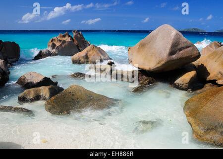 Rocce di granito su Anse Patates beach, La Digue Island, La Digue e isole interne, Seicelle Foto Stock