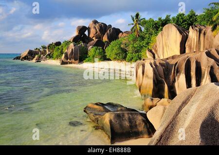Rocce di granito su Anse Source d'Argent beach, La Digue Island, La Digue e isole interne, Seicelle Foto Stock