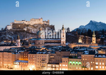 Il Festung Fortezza Hohensalzburg sopra il centro storico di Salisburgo, Austria Foto Stock