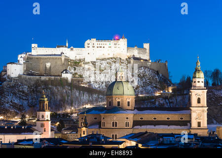 Il Festung Fortezza Hohensalzburg sopra il centro storico di Salisburgo, Austria Foto Stock