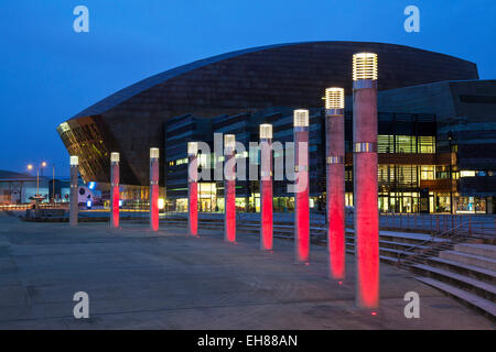 Millennium Centre, la Baia di Cardiff, Cardiff, Galles, Regno Unito, Europa Foto Stock