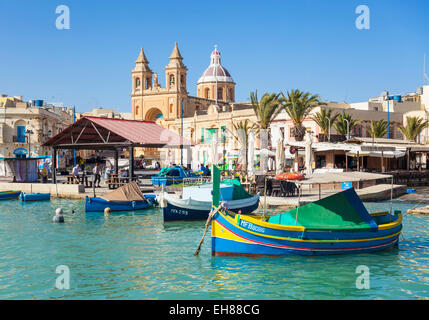 Porto di Marsaxlokk, la Chiesa di Nostra Signora di Pompei e le tradizionali imbarcazioni da pesca, Marsaxlokk, Malta, Mediterraneo, Europa Foto Stock