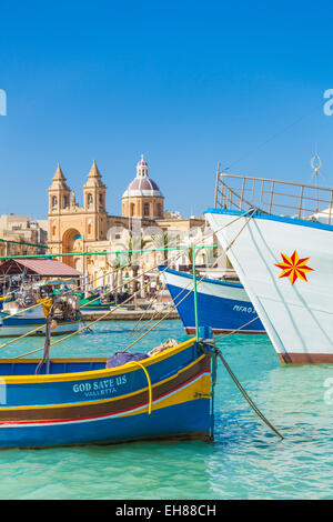 Porto di Marsaxlokk, la Chiesa di Nostra Signora di Pompei e le tradizionali imbarcazioni da pesca, Marsaxlokk, Malta, Mediterraneo, Europa Foto Stock