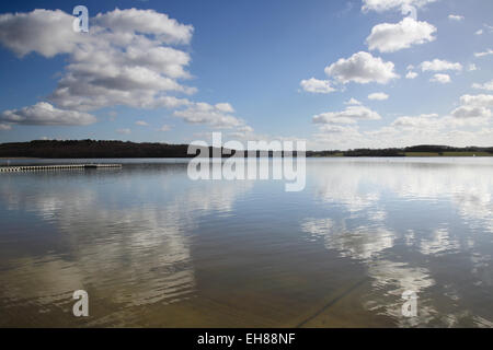 Nuvole sopra bewl acqua e country park kent Foto Stock