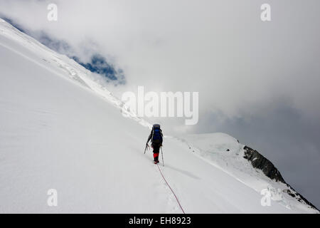L'Europa, Francia, Haute Savoie, Rodano Alpi, la valle di Chamonix, Gouter cresta nord sul Mont Blanc (MR) Foto Stock