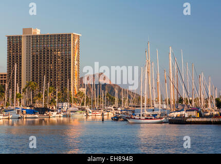 Waikiki Hawaii, con barche a vela in Ala Moana Harbour e l'Hilton Hawaiian Village resort dietro Foto Stock