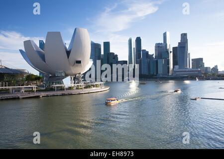 Singapore - Luglio 10 sullo skyline di Singapore, il quartiere centrale degli affari, arte Museo della Scienza del 10 luglio, 2013. Foto Stock