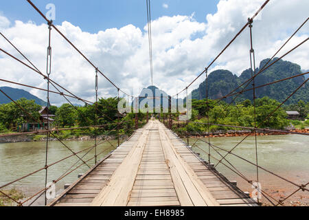 Ponte in legno sul Nam Song river, Vang Vieng village, Laos Foto Stock