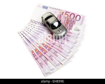 Modello in scala auto sportiva su dieci cinquecento Euro Bills ventaglio, isolato su sfondo bianco Foto Stock