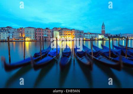 Gondole e Campanile di San Marco a Venezia Laguna, Venezia, Sito Patrimonio Mondiale dell'UNESCO, Veneto, Italia, Europa Foto Stock