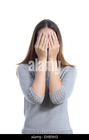 Donna che copre il volto con entrambe le mani isolato su uno sfondo bianco Foto Stock