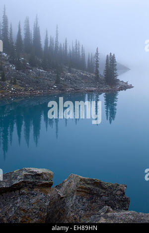 Il Moraine Lake con la nebbia, il Parco Nazionale di Banff, Sito Patrimonio Mondiale dell'UNESCO, Alberta, Canada, America del Nord Foto Stock