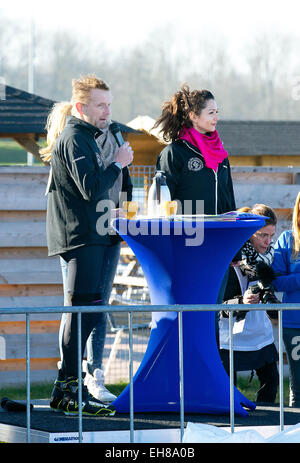 Biddinghuizen, Paesi Bassi. 8 Mar, 2015. Prince Bernhard (L) dei Paesi Bassi partecipa alla gara di carità Hollandse 100 per raccogliere fondi per la fondazione contro il linfoma linfa & Co, fondata dal principe Bernhard in Biddinghuizen, i Paesi Bassi, 8 marzo 2015. Prince Bernhard è stato diagnosticato con linfoma in 2013. Il caso sollevato 214.000 euro. Foto: Albert Nieboer/EPR/ - nessun filo SERVICE -/dpa/Alamy Live News Foto Stock