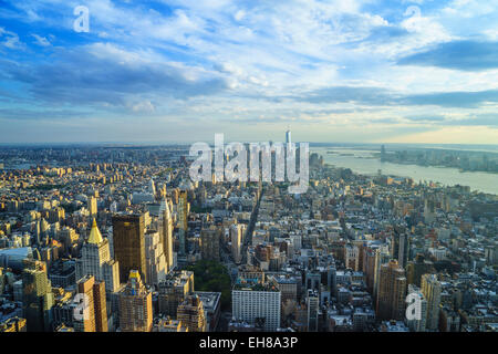 Skyline guardando a sud verso la parte inferiore di Manhattan, One World Trade Center in vista, Manhattan, New York, New York, Stati Uniti d'America Foto Stock