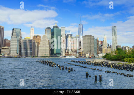 La parte inferiore di Manhattan grattacieli comprendente una World Trade Center di tutta l'East River, Manhattan, New York City, Stati Uniti d'America Foto Stock