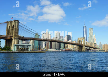 Il Ponte di Brooklyn e la parte inferiore di Manhattan grattacieli comprendente una World Trade Center di New York City, New York, Stati Uniti d'America Foto Stock