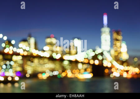 Defocussed vista del Ponte di Brooklyn e la parte inferiore di Manhattan skyline notturno, New York New York, Stati Uniti d'America Foto Stock