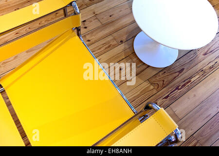 Poltrona in pelle su un pavimento di legno all'interno di una casa Foto Stock