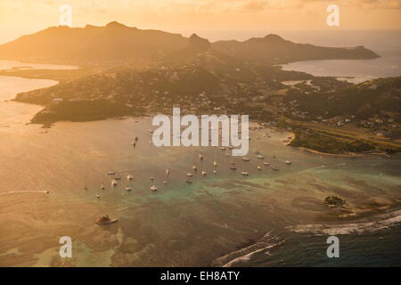 Antenna della Union Island al tramonto, Grenadine, Saint Vincent e Grenadine. Isole Windward, West Indies, dei Caraibi Foto Stock