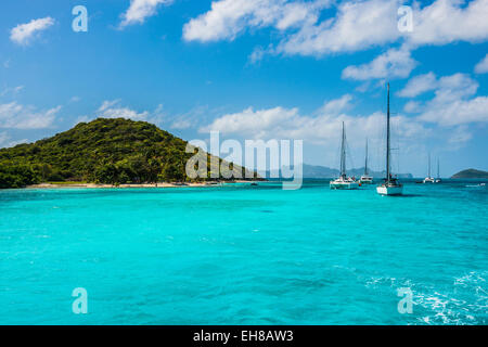 Barche a vela di ancoraggio in Tobago Cays, Grenadine, isole Windward, West Indies, dei Caraibi Foto Stock