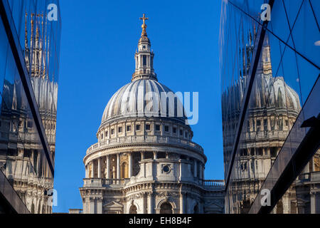 Cattedrale di San Paolo vista da un nuovo cambiamento nella City di Londra, London, England, Regno Unito, Europa Foto Stock