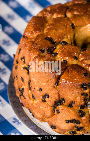 Pane appena sfornato pane scimmia, chiamato anche monkey puzzle pane, pane appiccicosa, African coffee cake, Golden crown e pinch-me torta. Foto Stock