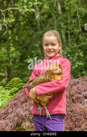 Undici anni di ragazza con il suo Ameraucana gallina in Issaquah, Washington, Stati Uniti d'America Foto Stock