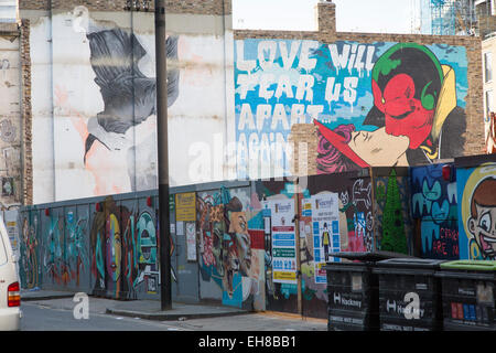 Grafitti art in Shorditch, Londra centrale, attualmente un posto di giovani hipster creatività. Foto Stock