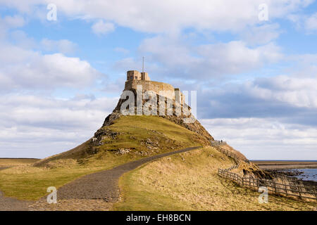 Percorso di Lindisfarne Castle costruito alta su un promontorio roccioso. A Isola Santa, Northumberland, Inghilterra, Regno Unito, Gran Bretagna Foto Stock