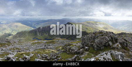 Vista verso sud dalla vetta di Cadair Idris, verso Craig Cau. Parco Nazionale di Snowdonia. Gwynedd, Wales, Regno Unito. Foto Stock