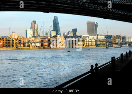 Londra, Inghilterra, Regno Unito. Vista della città skylin visto da sotto il Blackfriars Bridge Foto Stock