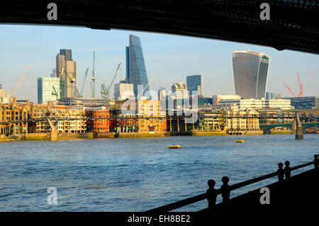 Londra, Inghilterra, Regno Unito. Vista della città skylin visto da sotto il Blackfriars Bridge Foto Stock