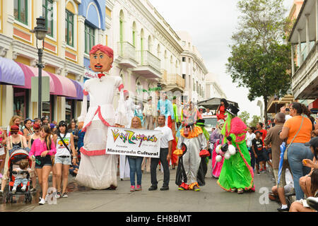 Gruppo di persone tra cui vejigantes nella sfilata di carnevale a Ponce, Puerto Rico. Territorio statunitense. Febbraio 2015. Foto Stock