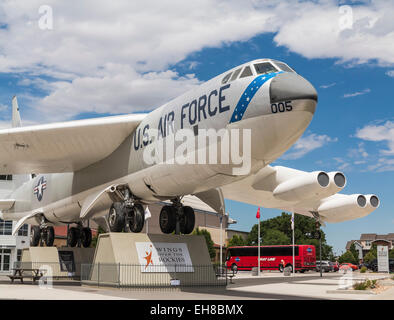 A B52 aerei bombardieri sul display esterno "Ali sopra le montagne rocciose' Air & Space Museum, Denver, Colorado, STATI UNITI D'AMERICA Foto Stock