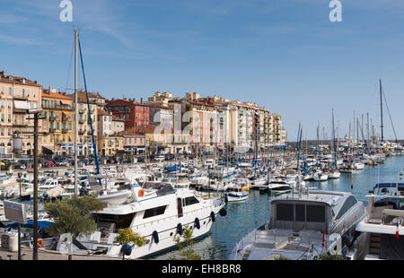 Costa Azzurra - Luxury yacht e barche ormeggiate nel porto vecchio di Nizza, Provenza, Francia in estate Foto Stock