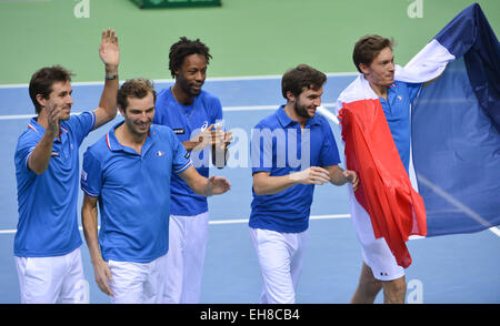 Francoforte, Germania. 7 Mar, 2015. Edouard Roger-Vasselin (l-r), Julien BENNETEAU, Gael Monfils, Gilles Simon e Nicolas MAHUT di Francia allegria durante gli uomini il primo round del Tennis Davis Cup Match Germania vs Francia a Francoforte in Germania, 7 marzo 2015. Foto: Arne Dedert/dpa/Alamy Live News Foto Stock