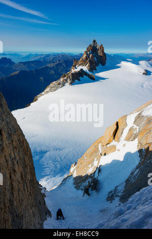 L'Europa, Francia, Haute Savoie, Rodano Alpi, Chamonix, Aiguille du Midi e Chere couloir sul Mont Blanc du Tacul Foto Stock