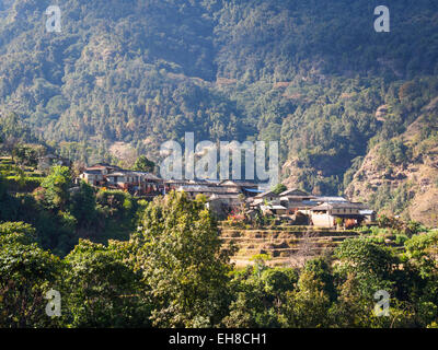 Piccolo tradizionale villaggio di Sidhane, sotto Panchase, Kaski, Nepal Foto Stock