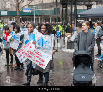 New York, Stati Uniti d'America. 08 Mar, 2015. Migliaia di partecipanti alla Marcia per la parità tra i sessi e dei diritti delle donne in occasione della Giornata internazionale della donna in New York domenica 8 marzo, 2015. Il marzo, co-ospitato dall'ONU e NYC con le ONG, percorsa dalle Nazioni Unite a Times Square e chiamato per la parità tra i sessi attraverso piattaforme multiple comprese le retribuzioni, il soffitto in vetro e la rappresentanza politica. Credito: Richard Levine/Alamy Live News Foto Stock