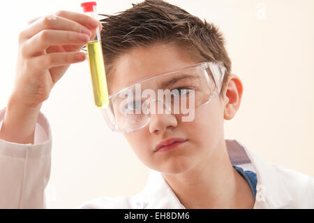 Scuola teenage boy nella lezione di Chimica Foto Stock