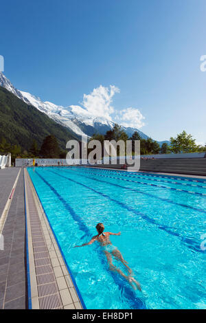 L'Europa, Francia, Haute Savoie, Rodano Alpi, Chamonix piscina con Mont Blanc al di sopra Foto Stock