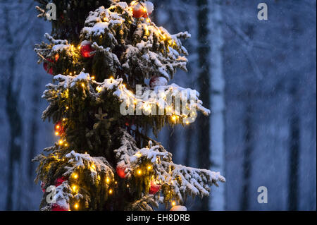White Christmas tree con caduta di neve e luci e sfere Foto Stock