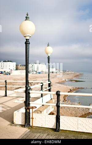 vista sulla spiaggia di worthing dal molo con lampioni d'epoca e frontespizio di ciottoli Foto Stock