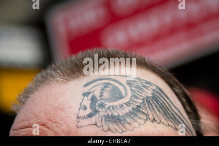 Un membro del gruppo bilanciere "Hells Angels Motorcycle-Club Stuttgart' indossa un tatuaggio che presenta l'emblema del club di Stoccarda, Germania, 7 marzo 2015. Una conferenza stampa si è affrontata la questione del divieto per visualizzare l'Hells Angels emblema in pubblico , che era stata approvata dal Ministero degli Interni del Baden-Wuerttemberg nel luglio 2014 e contro la quale l'Hells Angels hanno depositato una denuncia legale. Foto: Daniel Naupold/dpa Foto Stock