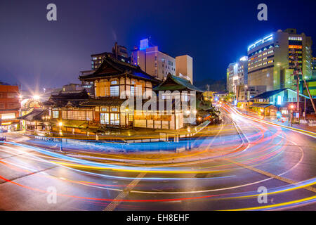 Matsuyama, Giappone skyline del centro a Dogo Onsen bath house. Foto Stock