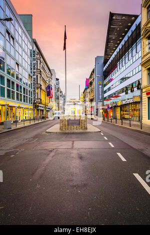 Il Checkpoint Charlie. Il punto di incrocio tra Berlino Ovest e Berlino Est è diventato un simbolo della Guerra Fredda. Foto Stock